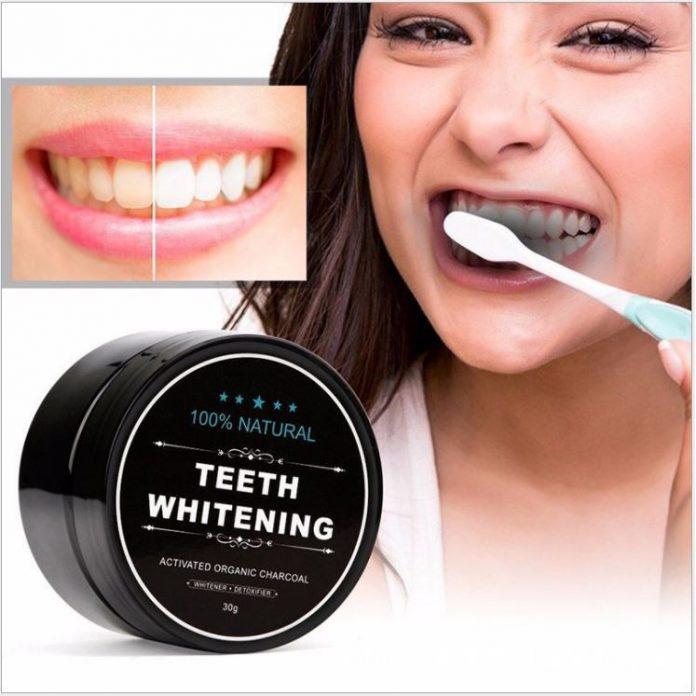 Dùng than hoạt tính là cách làm trắng răng hiệu quả mà ít người biết (Nguồn: Internet).