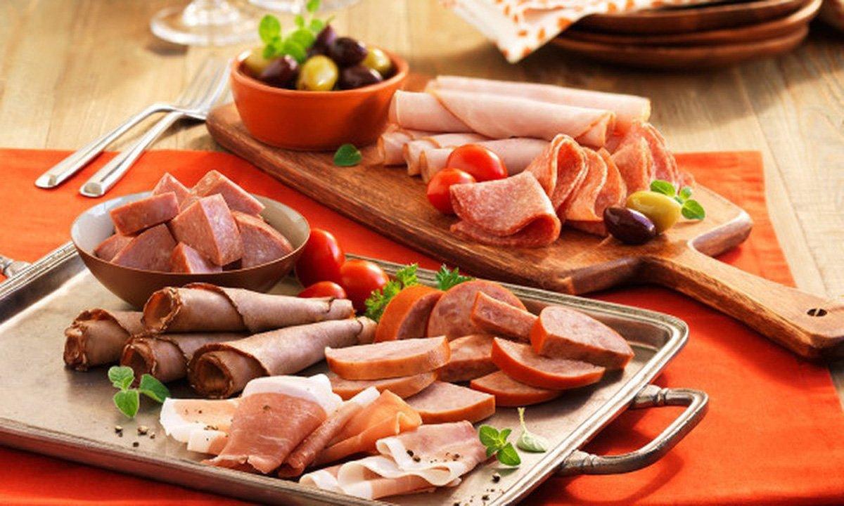Các loại thịt chế biến sẵn như giăm bông, xúc xích, thịt xông khói,... chứa nhiều chất béo bão hòa, làm tăng cholesterol xấu. (Nguồn: Internet)