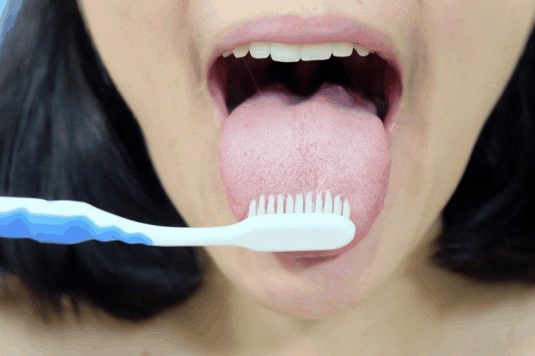Vệ sinh lưỡi là một phần quan trọng nhưng ít người để ý khi đánh răng (Ảnh: Internet).