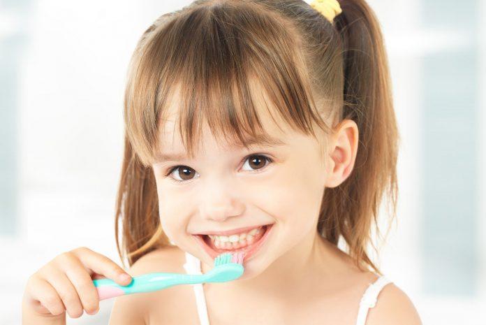 Hãy học cách vệ sinh răng miệng đúng cách để có nụ cười tươi trắng sáng (Nguồn: Internet).