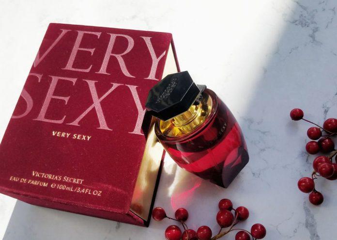 Review nước hoa Victorias Secret Very Sexy: Nồng nàn nhưng không kém phần trẻ trung, tươi mới Cappuccino đậu đen GO hổ phách hoa mimosa Hoa phong lan hoa trà hương cuối hương đầu hương giữa ngọt ngào Nước hoa victoria secret Nước hoa Victoria Secret Very Sexy quyến rũ quýt review nước hoa tiêu đen Victoria s Secret Very Sexy Victorias Secret xạ hương xương rồng