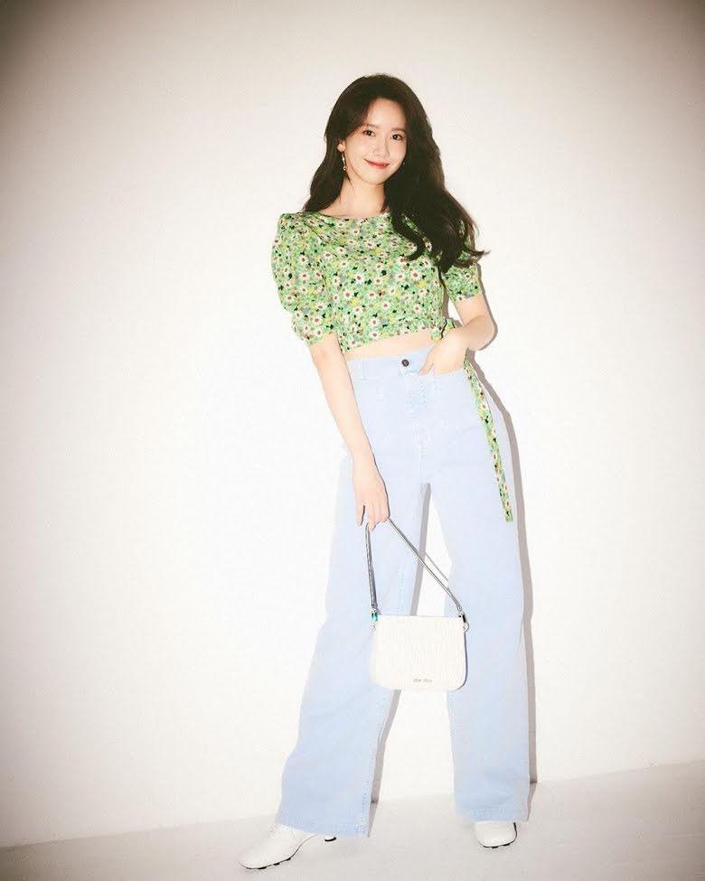 Yoona (Girls' Generation) sở hữu chiếc túi Sassy của thương hiệu Miu Miu. (Nguồn: Internet)