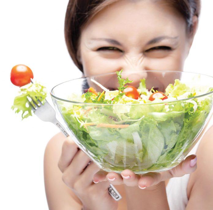 Khoa học đã chứng minh rằng ăn nhiều rau là một trong những bí quyết đơn giản giúp kiểm soát cân nặng, tăng cường sức khỏe và kéo dài tuổi thọ (Ảnh: Internet).