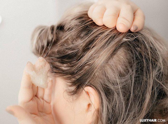 Tẩy tế bào chết da đầu làm sạch sâu, và làm thông thoáng nang tóc. (ảnh: internet)