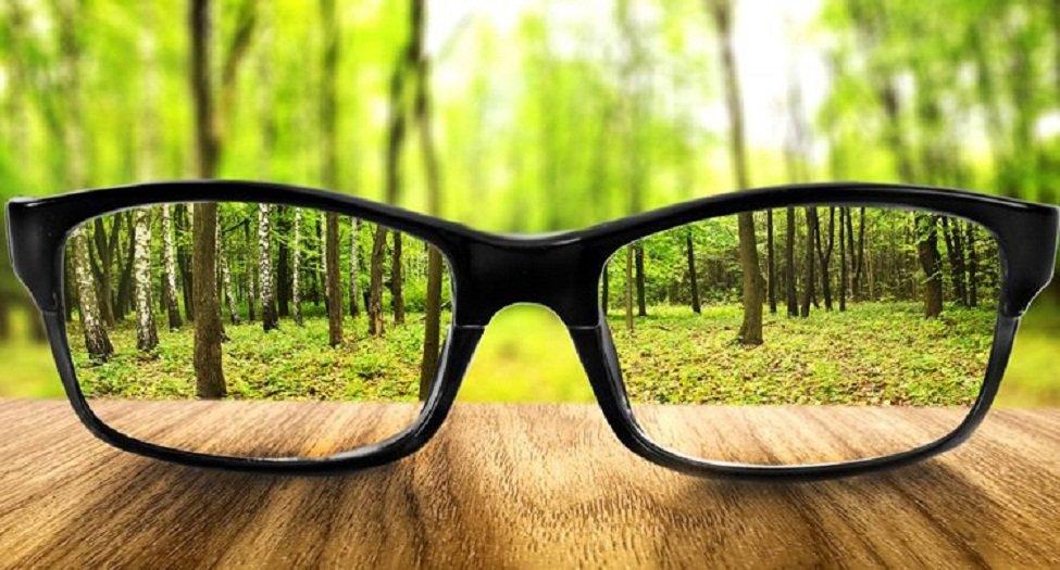 Bị cận nhưng không chịu đeo kính thường xuyên sẽ làm bạn dễ bị tăng độ (Ảnh: Internet).