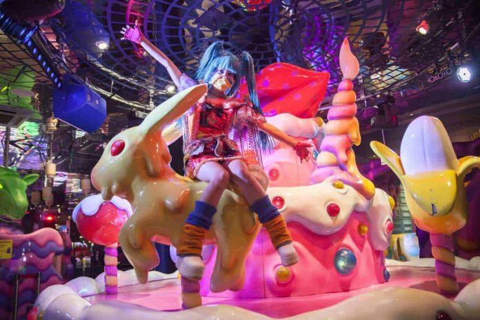“Nữ quái” Candy ngồi trên vòng quay Sweets-Go-Round trong tiệm km (Ảnh: Internet).
