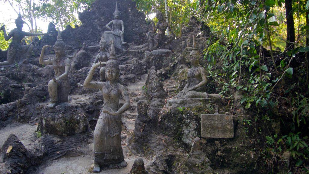 Những bức tượng với đủ mọi hình thù và tư thế trong Vườn Phép Thuật Tarnim (Ảnh: Internet).