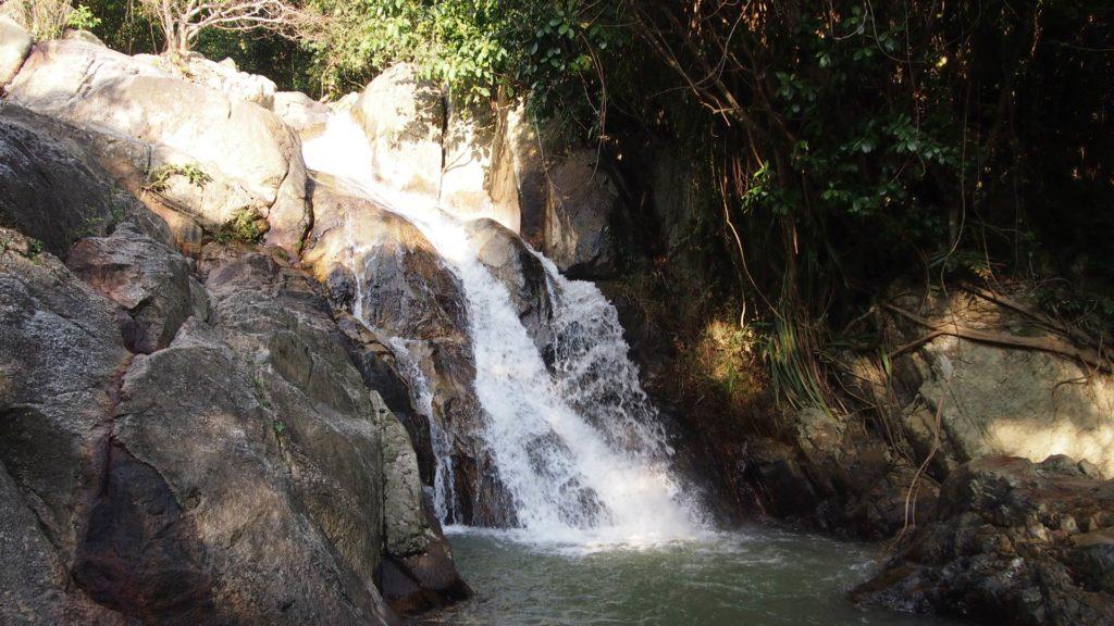 Làn nước trong lành chảy liên tục từ khe núi của thác Namuang 2 (Ảnh: Internet).