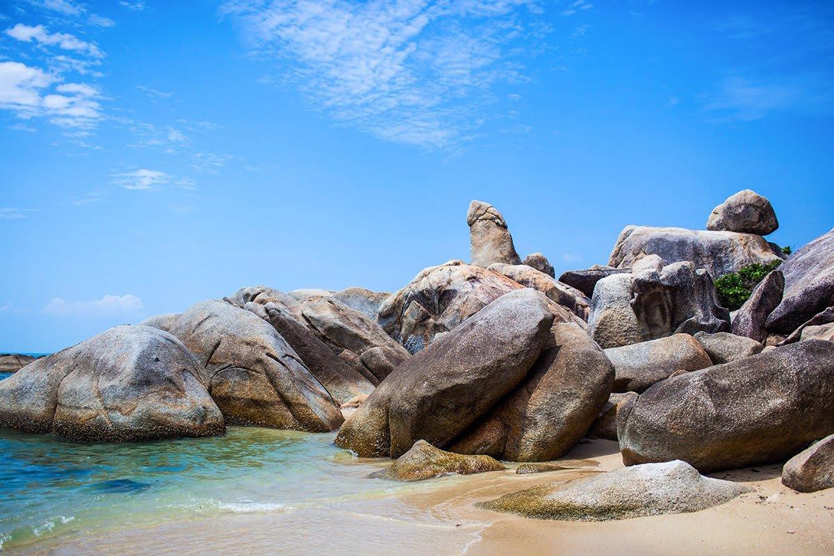 Những tảng đá rất to với hình thù kỳ lạ trên đảo Koh Samui (Ảnh: Internet).