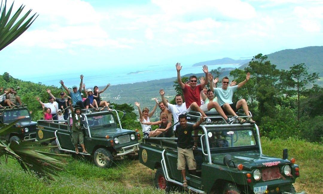 Một chiếc xe jeep có thể chở được rất nhiều người đi tham quan đảo (Ảnh: Internet).