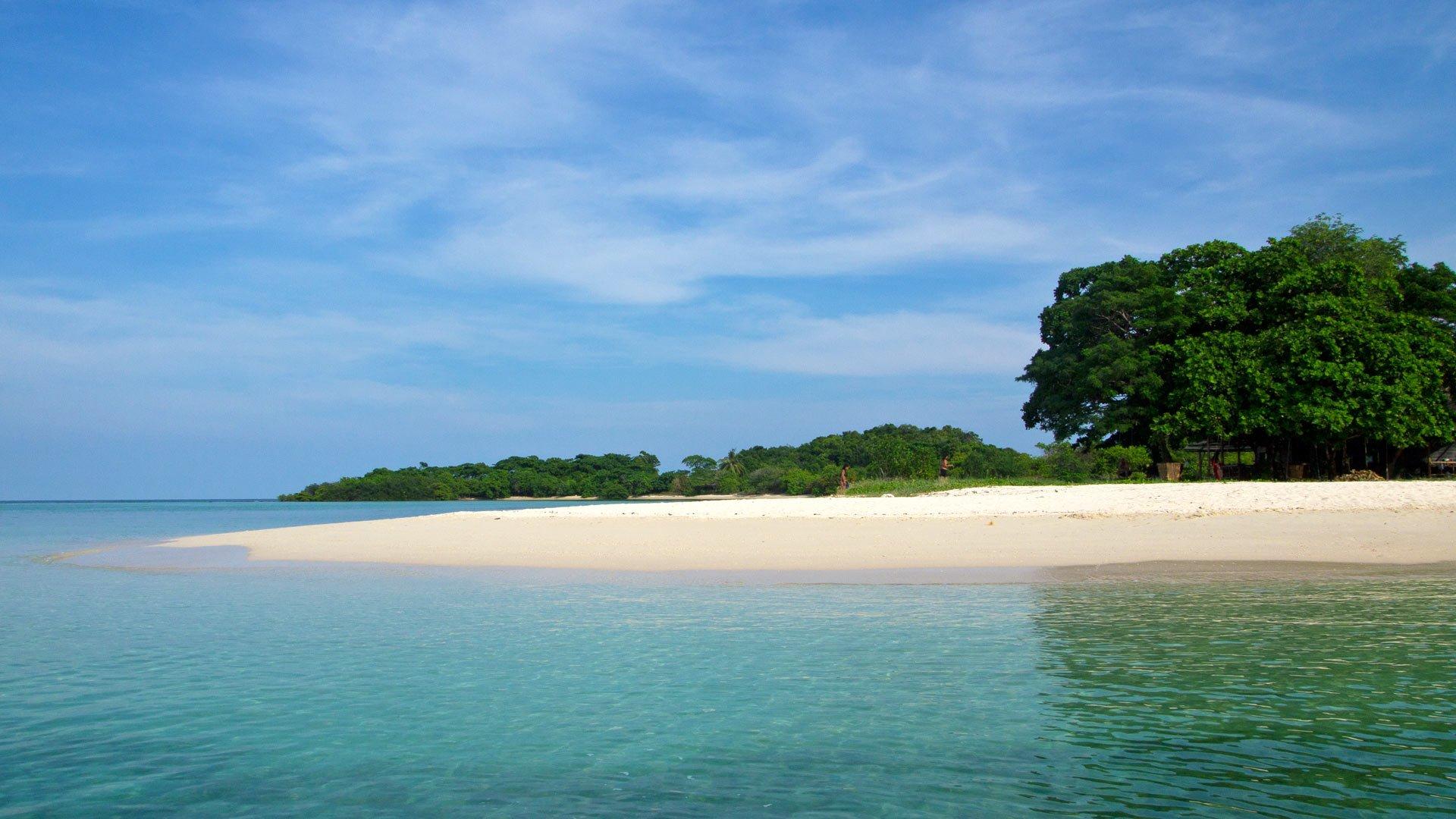 Đảo Koh Madsum cũng sở hữu những bãi tắm cát trắng mịn tuyệt đẹp (Ảnh: Internet).