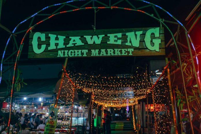 Chợ Đêm Chaweng tổ chức mỗi tối là nơi du khách được tham quan mua sắm nhiều mặt hàng đặc trưng của đảo (Ảnh: Internet).