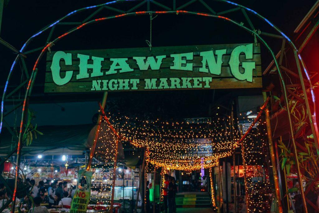 Chợ Đêm Chaweng tổ chức mỗi tối là nơi du khách được tham quan mua sắm nhiều mặt hàng đặc trưng của đảo (Ảnh: Internet).