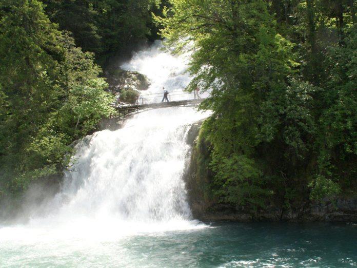 Chuyến đi này sẽ đưa bạn qua nhiều thác nước hùng vĩ nằm sâu trong núi (Ảnh: Internet).