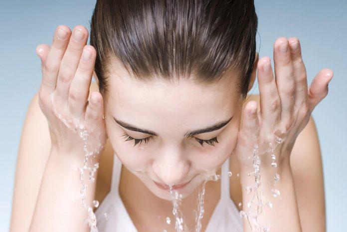 Paula’s Choice Skin Balancing Oil-Reducing Cleanserr giúp làm sạch, dưỡng ẩm da phù hợp với cả những làn da nhạy cảm (Nguồn: Internet)