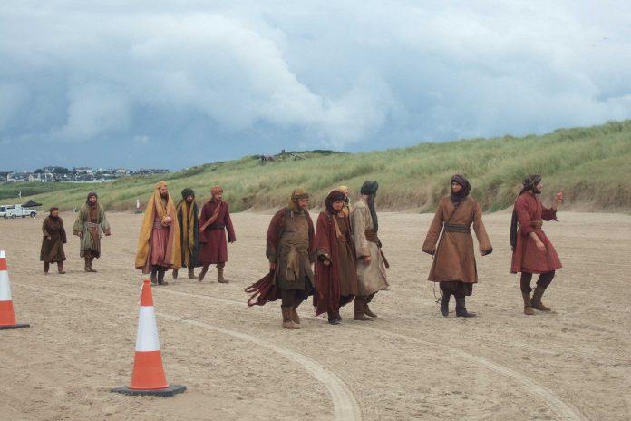 Đoàn làm phim Games of Thrones đang ghi hình tại bãi biển Portstewart (Ảnh: Internet).