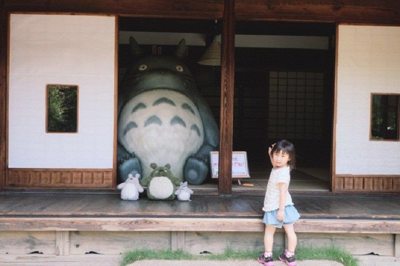 Bức tượng Totoro đặt tại Nhà Kurosuke (Ảnh: Internet).