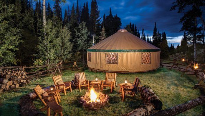 Lều yurt được cải tiến thành nơi ở phục vụ glamping (Ảnh: Internet).