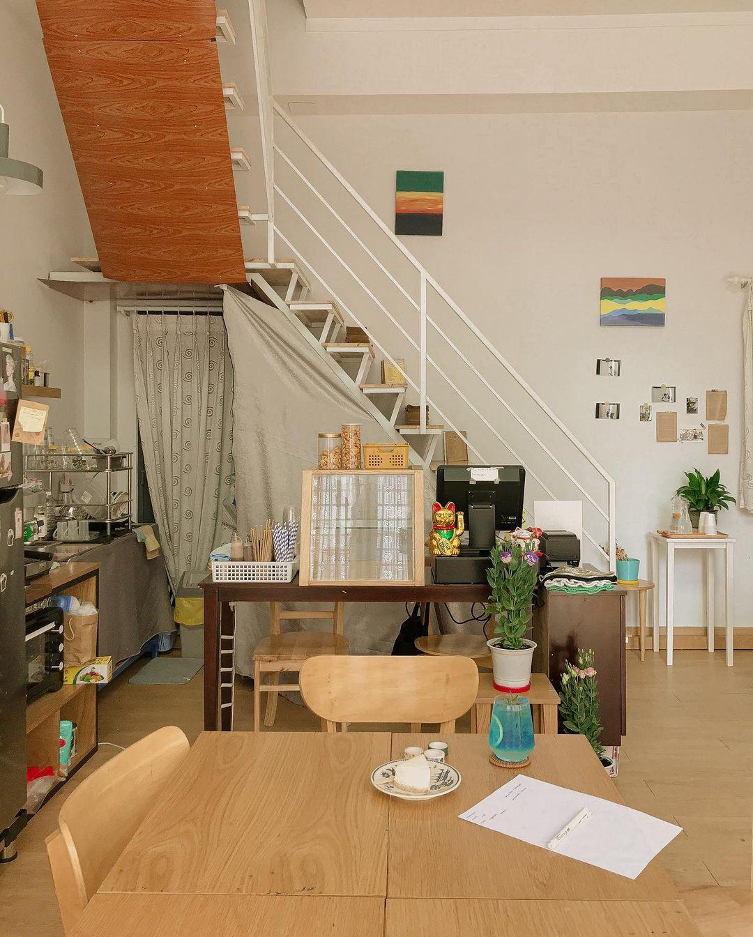 Không gian yên tĩnh nhỏ xinh trong quán (ảnh: Instagram @hear.here.cafe)