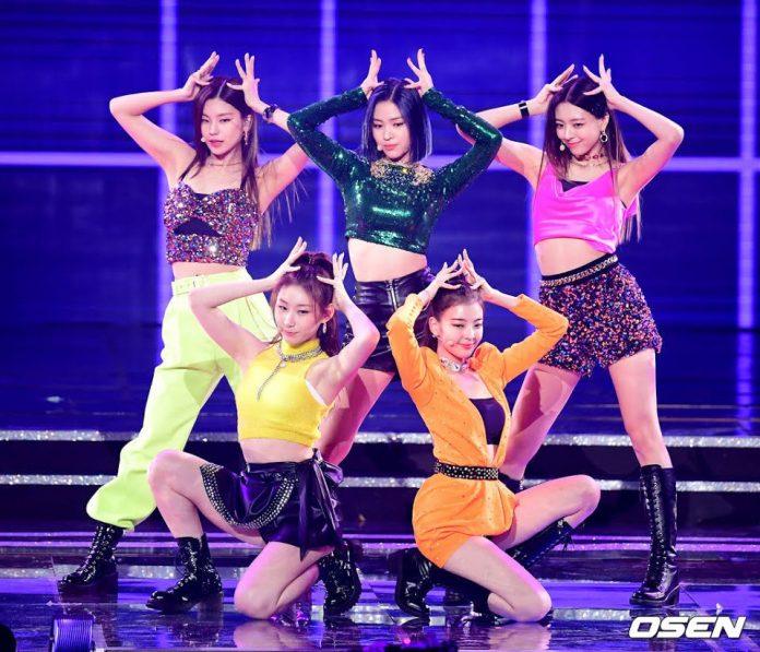 Trang phục ở Gaon Chart Music Awards 2019 của ITZY không được lòng cư dân mạng (Ảnh: Internet)