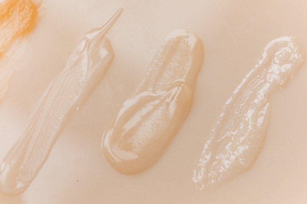 Kem chống nắng dạng gel thường có màu trong suốt hoặc trắng/vàng đục (Nguồn: Internet).