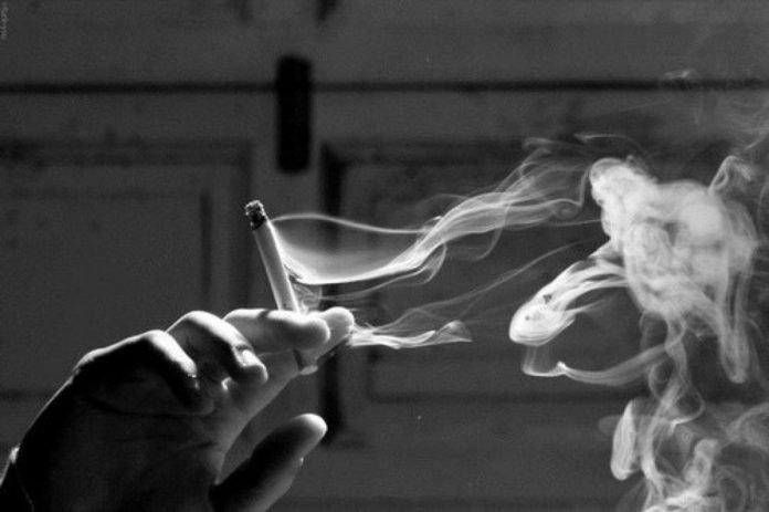 Làn khói thuốc chất chứa tâm sự của người đàn ông ( ảnh Internet)