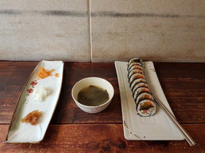 Kimbap Chosun nhìn rất đơn giản nhưng đã làm nên tên tuổi cho tiệm suốt nhiều năm qua (Ảnh: Internet).