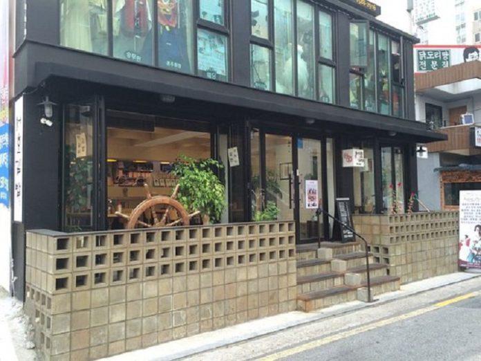 Tông màu trầm có vẻ xưa cũ của tiệm Seoho (Ảnh: Internet).