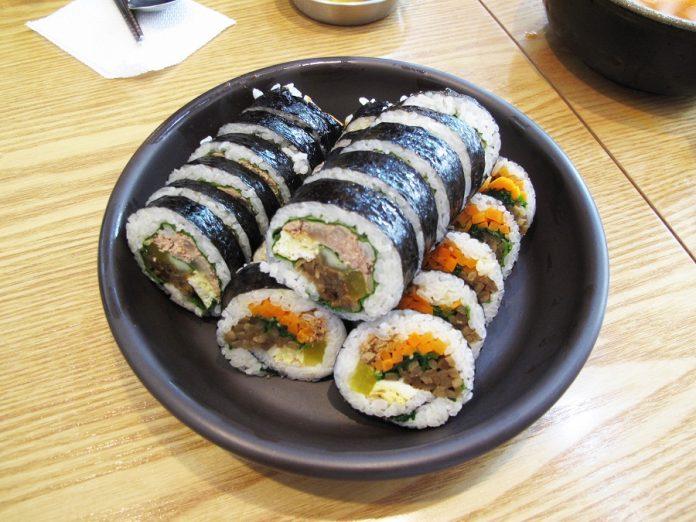 Món kimbap lừng danh của tiệm Seoho được làm với kích thước khá to (Ảnh: Internet).