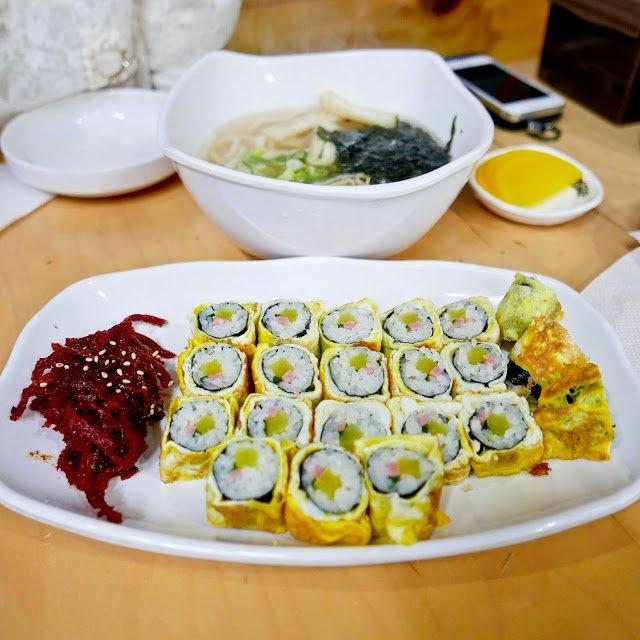 Lớp trứng bọc ngoài vàng ươm làm món kimbap trông hấp dẫn hơn hẳn (Ảnh: Internet).