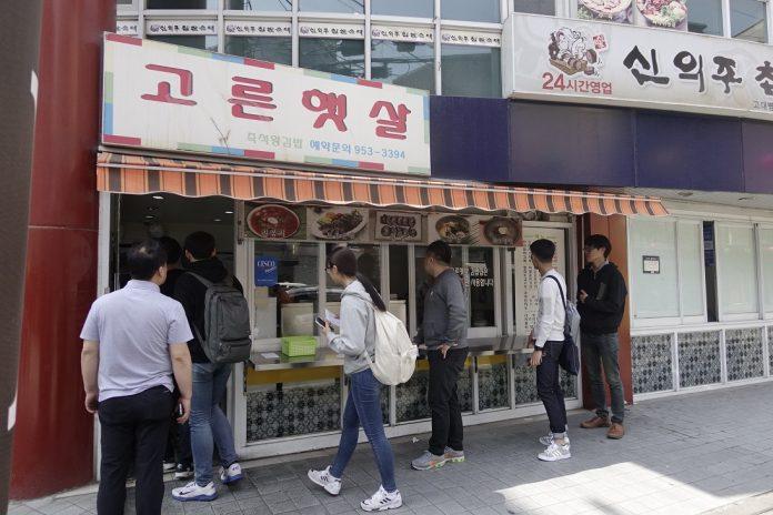 Bên ngoài tiệm Goryun Hat-sal thường xuyên có những thực khách xếp hàng chờ tới lượt (Ảnh: Internet).
