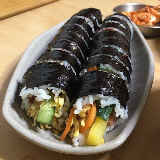 Có thể nhìn thấy phần dưa chua lộ ra ở đầu miếng kimbap (Ảnh: Internet).