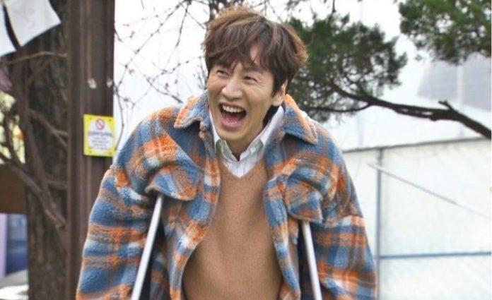 Lee Kwang Soo chống nạn đến ghi hình cho Running Man. (Ảnh: Internet).