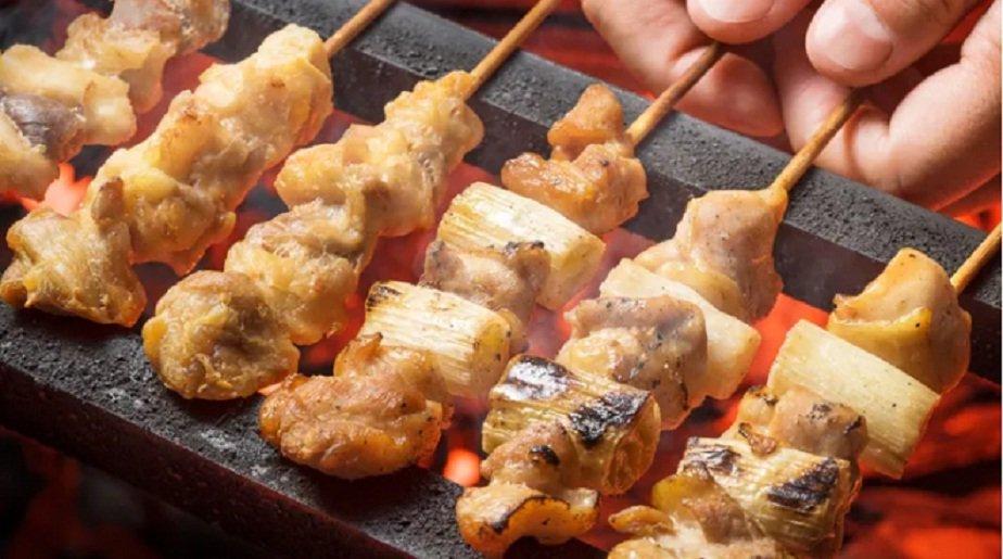 Thịt gà nướng yakitori là món ăn vặt cực kỳ hấp dẫn (Ảnh: Internet).
