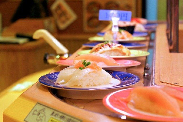 Các đĩa sushi được bày trên quầy để thực khách lựa chọn (Ảnh: Internet).