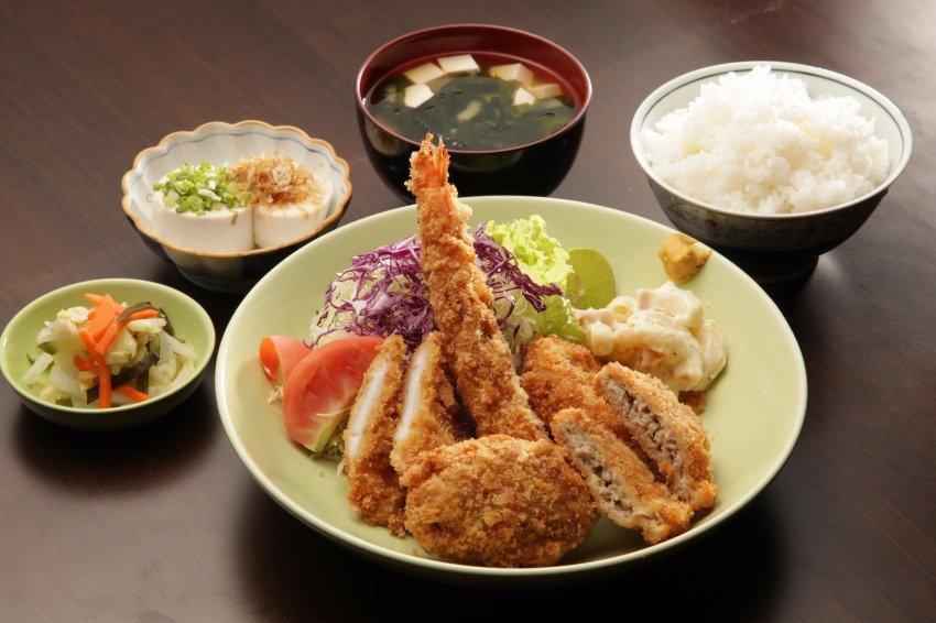Teishoku là một bữa ăn hoàn chỉnh gồm cơm và các món dùng kèm (Ảnh: Internet).