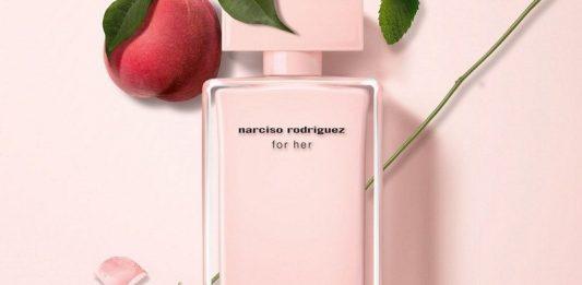 Nước hoa Narciso Rodriguez For Her là sự hòa quyện tuyệt vời của hoa hồng, xạ hương, hổ phách và hương gỗ (Nguồn: Internet)