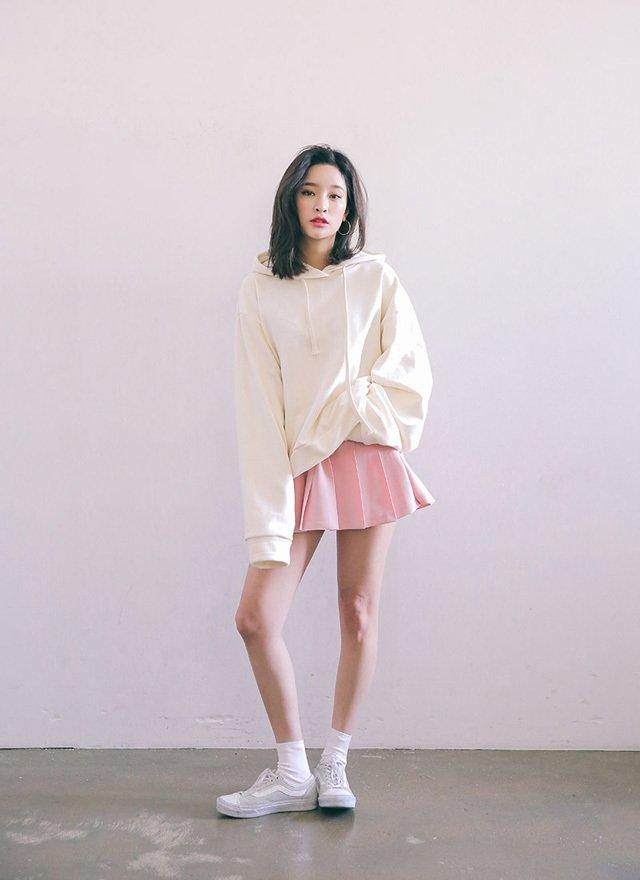 Áo hoodie basic nhưng lại nổi bật cùng chân váy hồng (Nguồn: Internet)