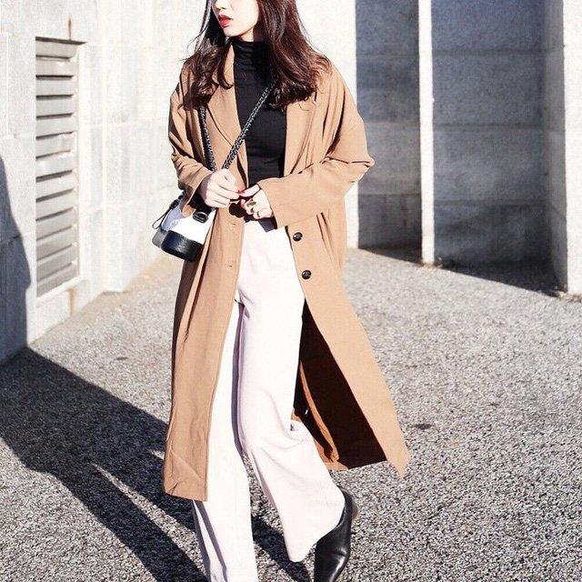 Thanh lịch với áo khoác màu nâu nhạt và quần trắng (Nguồn: Internet) Thanh lịch với áo khoác màu nâu nhạt và quần trắng (Nguồn: Internet)