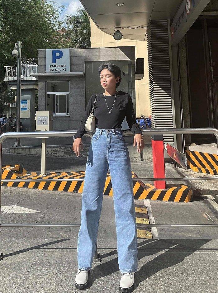 Áo phông bó sát body và túi kẹp nách cùng quần ống rộng (Nguồn: Internet) Áo phông bó sát body và túi kẹp nách cùng quần ống rộng (Nguồn: Internet)