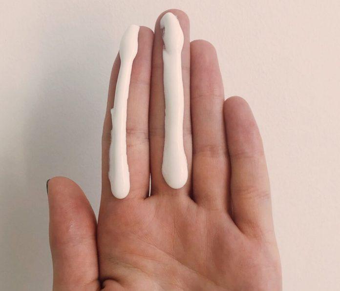 Hoặc một lượng kem dài bằng 2 ngón tay cũng tương đối đủ rồi (Nguồn: Internet).