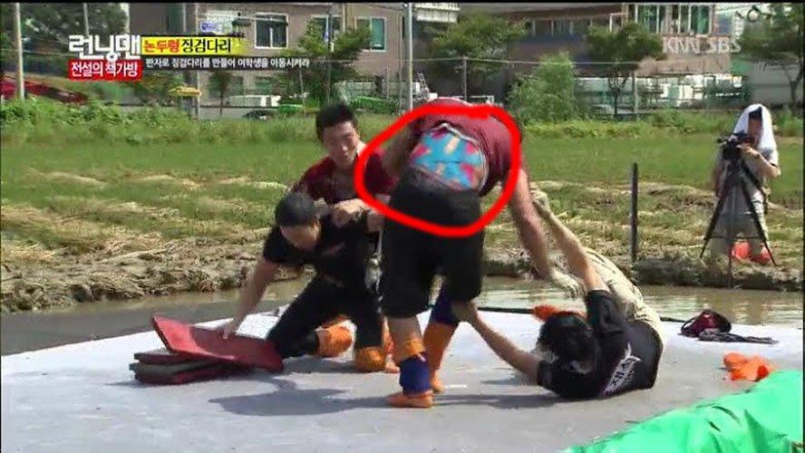 Vì chấn thương ở lưng Kim Jong Kook luôn xuất hiện với tấm kẹp ở lưng trong chương trình Running Man. (Ảnh: Internet).