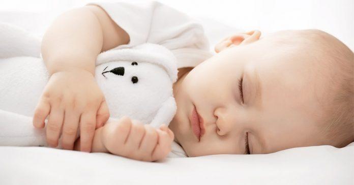 Nhiều người nói vui rằng "trẻ con dài ra trong lúc ngủ". (Ảnh: Internet).