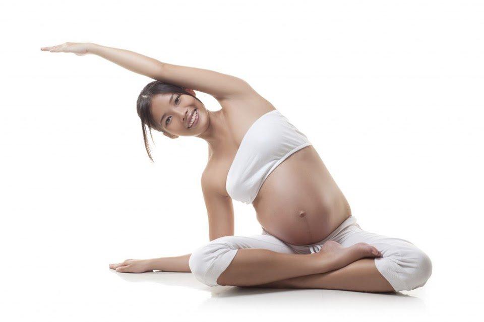 Tập yoga giúp cho việc sinh nở diễn ra dễ dàng hơn (Ảnh: Internet).
