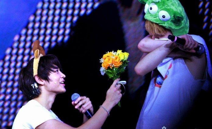 Khi được Minho "cầu hôn", Key ban đầu chỉ ôm mặt xấu hổ nhưng sau đó đã phũ Minho bằng cách hất hoa đi. (Nguồn: Internet)