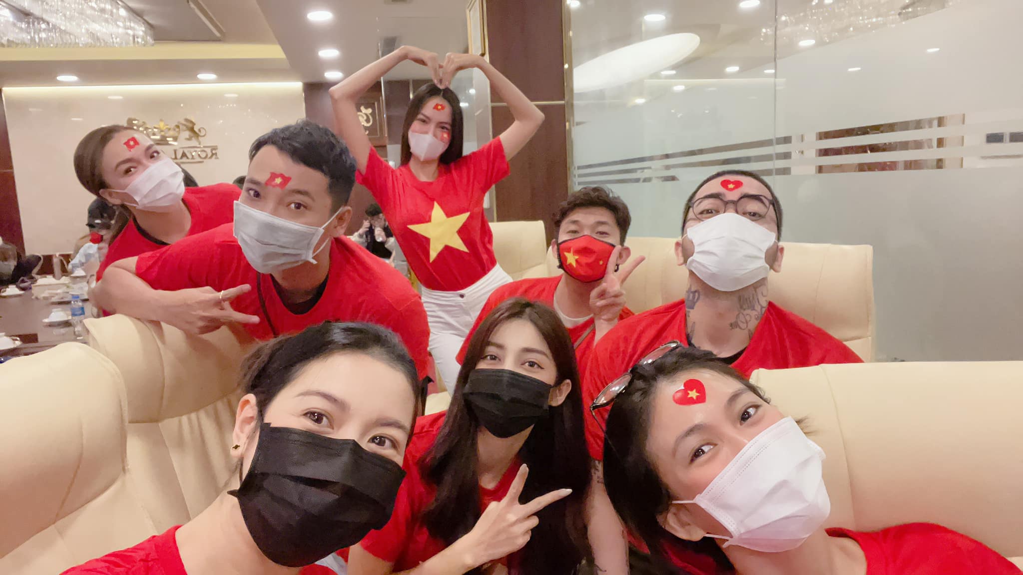 Bạn bè luôn sát cánh ủng hộ Khánh Vân trong suốt hành trình của cuộc thi ( nguồn: internet)