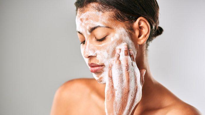 Double Cleansing là bước làm sạch sâu cơ bản nhất nhưng cũng quan trọng nhất (Nguồn: Internet).