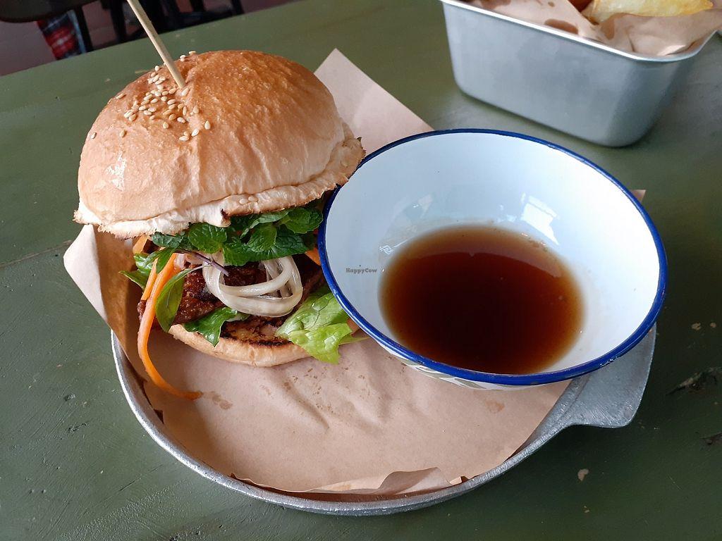 Hương vị độc đáo của Bún chả Burger (Nguồn: Internet)
