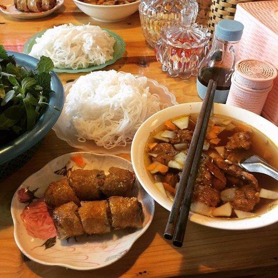 Một suất ăn đầy ắp tại Bún chả Ta Hà Nội (Nguồn: Internet)