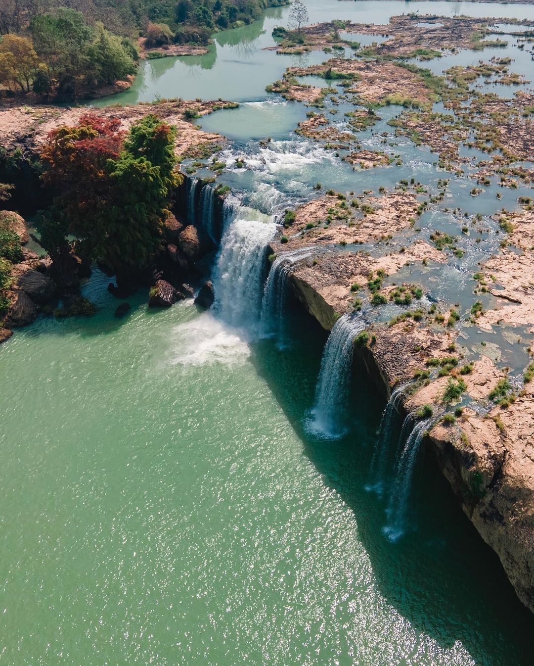 Thác Dray Nur được chụp từ trên cao với dòng nước xanh ngọc (Nguồn: Internet).